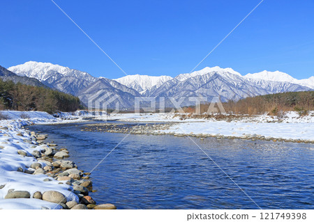 Shinano Omachi Mountain View: The Northern Alps, Ushiro-Tateyama mountain range in winter 121749398