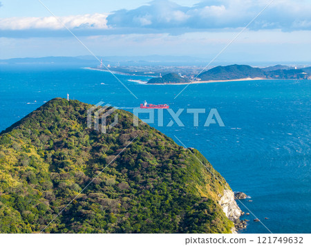 The summit of Kamishima, the Irago Strait, and Cape Irago on the opposite shore (Toba City, Mie Prefecture) 121749632