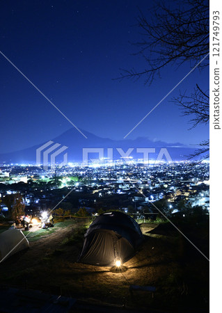 從露營地看到的夜景和富士山 121749793
