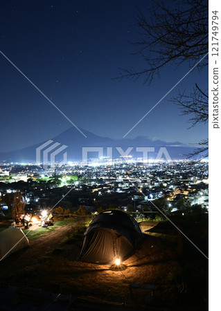 從露營地看到的夜景和富士山 從露營地看到的夜景和富士山 121749794