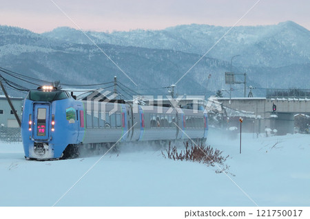 Kiha 283 series train running through snowy Aibe 121750017