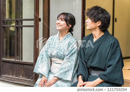 旅行時入住溫泉旅館、住宿、古老民宅的情侶 121750204