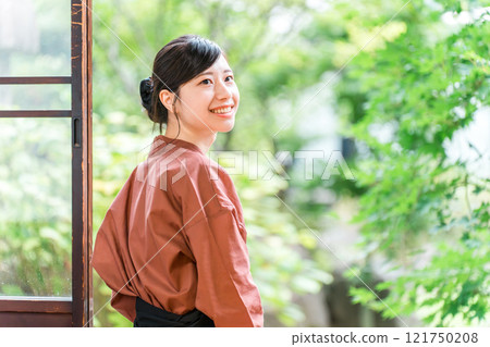 在老字號溫泉旅館、高級旅館、旅館工作的中井小姐和女房東 121750208