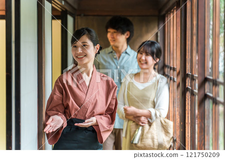 在老字號溫泉旅館、高級旅館、住宿設施中為遊客提供服務的中井女士和女房東。 121750209
