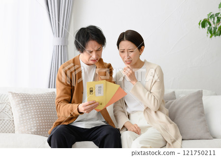 被需求信困擾的男性和女性 被需求信困擾的男性和女性 121750211