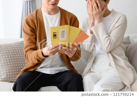 被需求信困擾的男性和女性 被需求信困擾的男性和女性 121750214