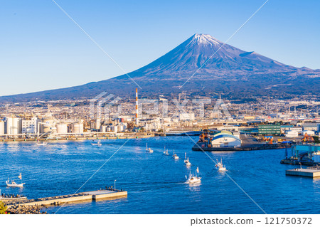 [靜岡縣] 2025年元旦，漁船隊在田子浦港以富士山為背景舉行遊行 121750372