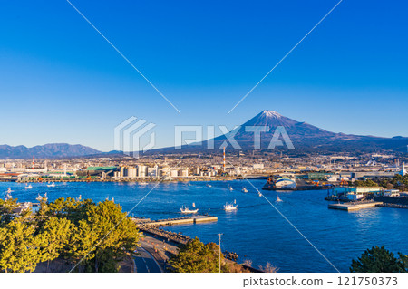 [Shizuoka Prefecture] A fishing fleet parades at Tagonoura Port with Mount Fuji in the background on New Year's Day 2025 121750373
