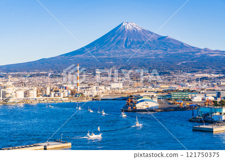 [靜岡縣] 2025年元旦，漁船隊在田子浦港以富士山為背景舉行遊行 121750375