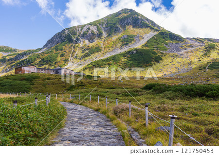 秋天的立山黑部阿爾卑斯山路線~紅葉的室堂平 秋天的立山黑部阿爾卑斯山路線~紅葉的室堂平 121750453