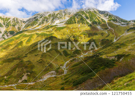 Autumn in the Tateyama Kurobe Alpine Route: Autumn leaves at Murododaira Autumn in the Tateyama Kurobe Alpine Route: Autumn leaves at Murododaira 121750455