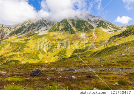 Autumn in the Tateyama Kurobe Alpine Route: Autumn leaves at Murododaira Autumn in the Tateyama Kurobe Alpine Route: Autumn leaves at Murododaira 121750457