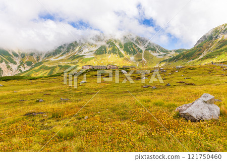 秋天的立山黑部阿爾卑斯山路線~紅葉的室堂平 秋天的立山黑部阿爾卑斯山路線~紅葉的室堂平 121750460