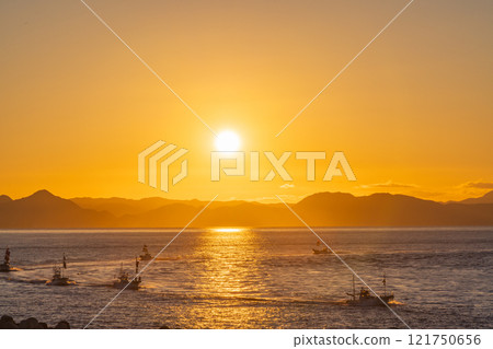[Shizuoka Prefecture] A fishing fleet parading off the coast of Tagonoura Port on New Year's Day 2025 121750656
