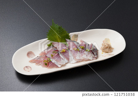 黑色背景小盤子上的竹莢魚生魚片 121751038