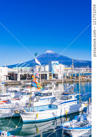 [Shizuoka Prefecture] Fishing boats at Tagonoura Port hoisting their fishing flags on New Year's Day 2025 121751059