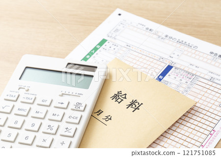 桌子上的報稅表文件和計算器 121751085