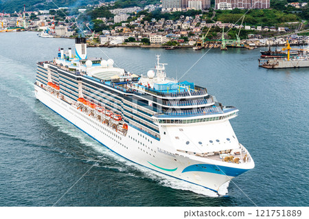 長崎港客船（Adora Mediterranea）從女神大橋出發【長崎市】 121751889