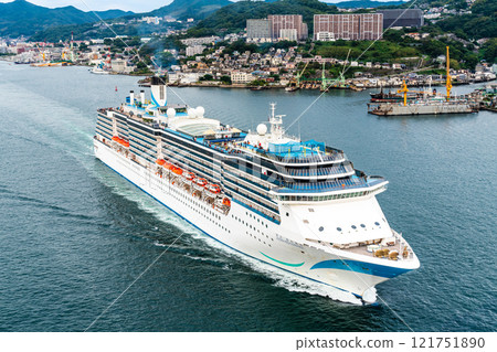 長崎港客船（Adora Mediterranea）從女神大橋出發【長崎市】 121751890