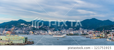 長崎港客船出發（Adora Mediterranea）從女神大橋眺望全景【長崎市】 121751915