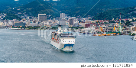 長崎港客船出發(Adora Mediterranea)從女神大橋眺望全景【長崎市】 長崎港客船出發(Adora Mediterranea)從女神大橋眺望全景【長崎市】 121751924