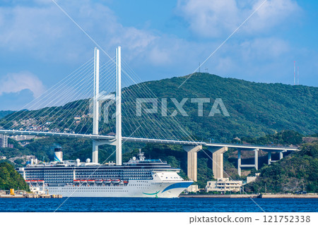 從神之島出發的客船（Adora Mediterranea）經由女神大橋抵達長崎港【長崎市】 121752338