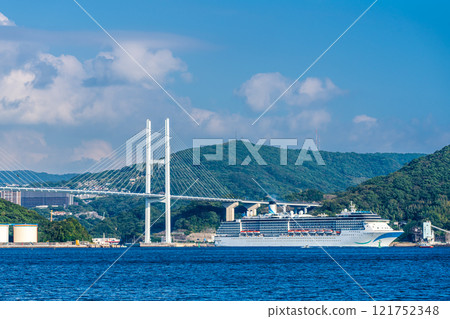 從神之島出發的客船（Adora Mediterranea）經由女神大橋抵達長崎港【長崎市】 121752348
