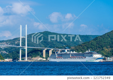 從神之島出發的客船（Adora Mediterranea）經由女神大橋抵達長崎港【長崎市】 121752349
