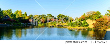 美麗的日本花園,秋天的背景,秋葉風景,水前寺成趣園(水前寺公園) 美麗的日本花園,秋天的背景,秋葉風景,水前寺成趣園(水前寺公園) 121752673