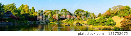 美麗的日本花園,秋天的背景,秋葉風景,水前寺成趣園(水前寺公園) 美麗的日本花園,秋天的背景,秋葉風景,水前寺成趣園(水前寺公園) 121752675