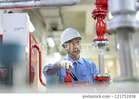 建築維護人員圖片:工人檢查灑水設備 建築維護人員圖片:工人檢查灑水設備 121752836