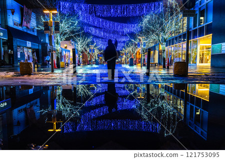 藍色照明 121753095