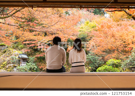 一對夫婦享受秋天的落葉 一對夫婦享受秋天的落葉 121753154