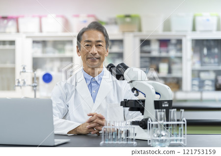 研究員/科學家圖像 穿著白大褂的高級男性看著相機肖像 121753159