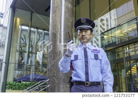 拿著對講機的中年男保攝影合作：電波學園教育法人、東京電子專校 121753177