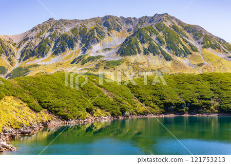 秋天的立山黑部阿爾卑斯山路線、紅葉室堂平、禦庫裡池 秋天的立山黑部阿爾卑斯山路線、紅葉室堂平、禦庫裡池 121753213