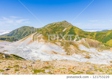 秋天的立山黑部阿爾卑斯山路線、秋葉的室堂平、從延瑪台眺望的景色 秋天的立山黑部阿爾卑斯山路線、秋葉的室堂平、從延瑪台眺望的景色 121753220