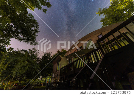The Milky Way over the villa 121753975