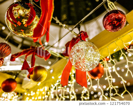 Decoration with lanterns 121754070