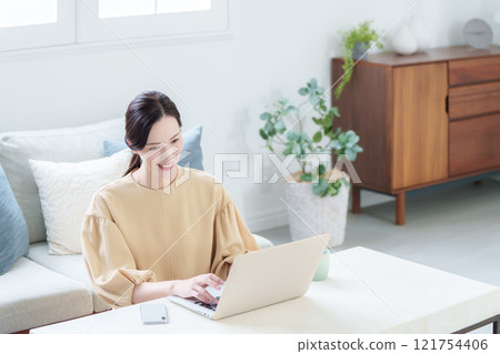 在家用電腦工作的女人 在家用電腦工作的女人 121754406