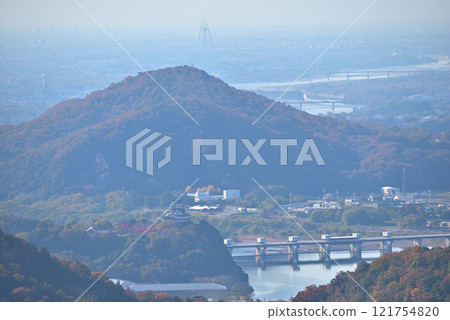 Aichi Prefecture: Autumn scenery of Inuyama Castle from Mount Tsuguokao 121754820