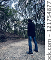 Men climbing 121754877