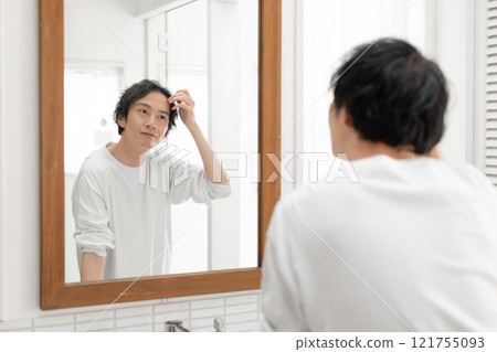 男人在浴室裡照鏡子 121755093