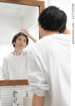 男人在浴室裡照鏡子 121755096