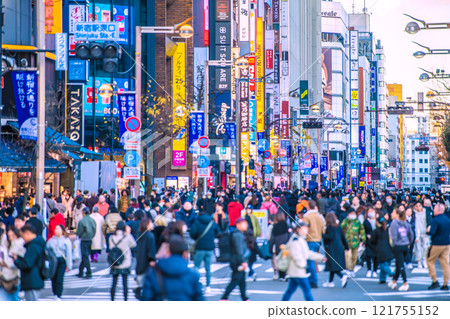 From the announcement of the Tokyo cityscape of Japan's 5th year of the coronavirus pandemic... Pedestrian mall at the east exit of Shinjuku Station at the end of the year. A threatening flow of people... A ray of hope... 121755152