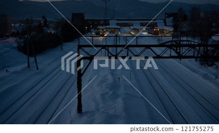冬季日落時貨運列車通過車站 冬季日落時貨運列車通過車站 121755275