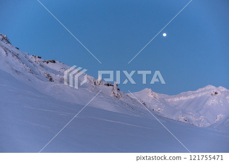 春天的月亮落在雪山上 121755471