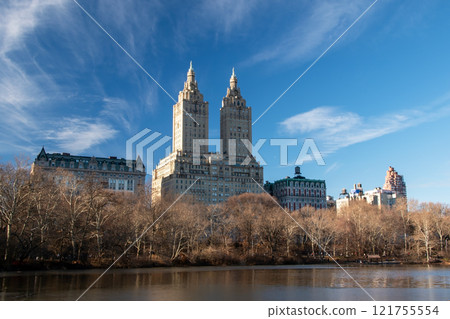 Pond in the Central Park in New York City, Manhattan, NYC, NY, USA 121755554