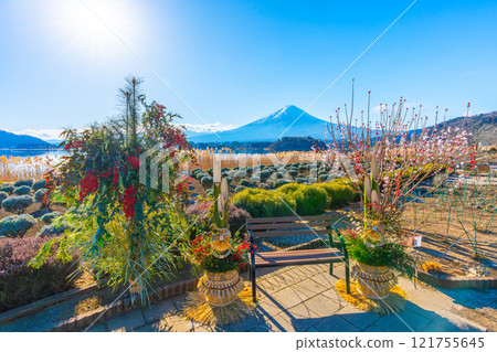 富士山和門松，日本新年，河口湖 121755645