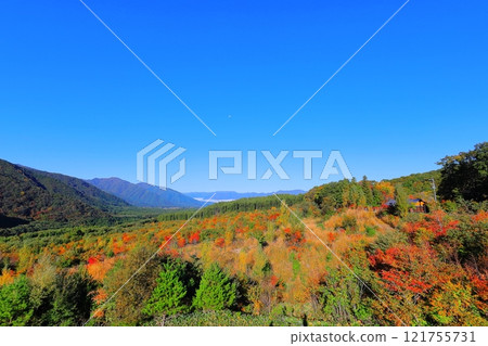 從觀音沼森林公園停車場/福島縣南會津郡下鄉町看到的紅葉和雲海 121755731